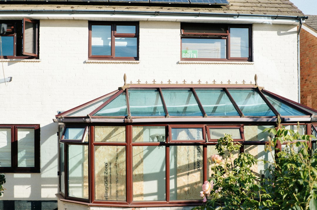 Revendre une maison rénovée soi-même : les erreurs qui coûtent cher